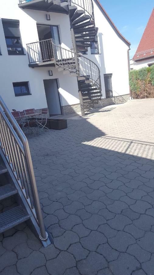 Apartments Zum Bayrisch Pub Weißenhorn Exterior foto